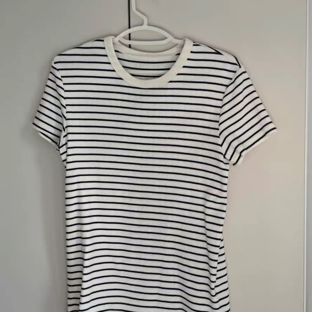 Uniqlo Black and White Striped Short Sleeve Tee